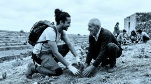 Read more about the article Voluntourism: How to Travel Ethically